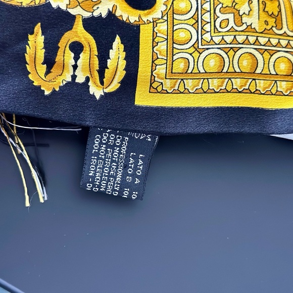 Versace Silk Scarf w Box - Picture 5 of 8
